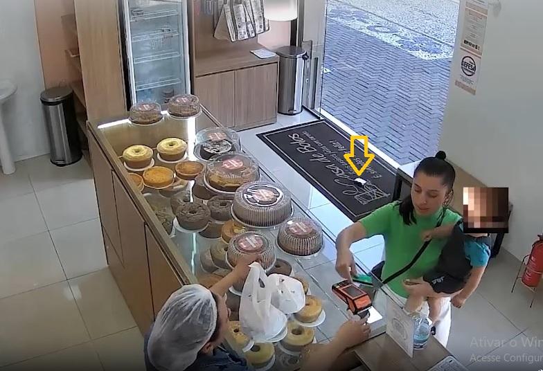Comerciante encontra R$ 3,5 mil e entrega à polícia que encontra proprietária