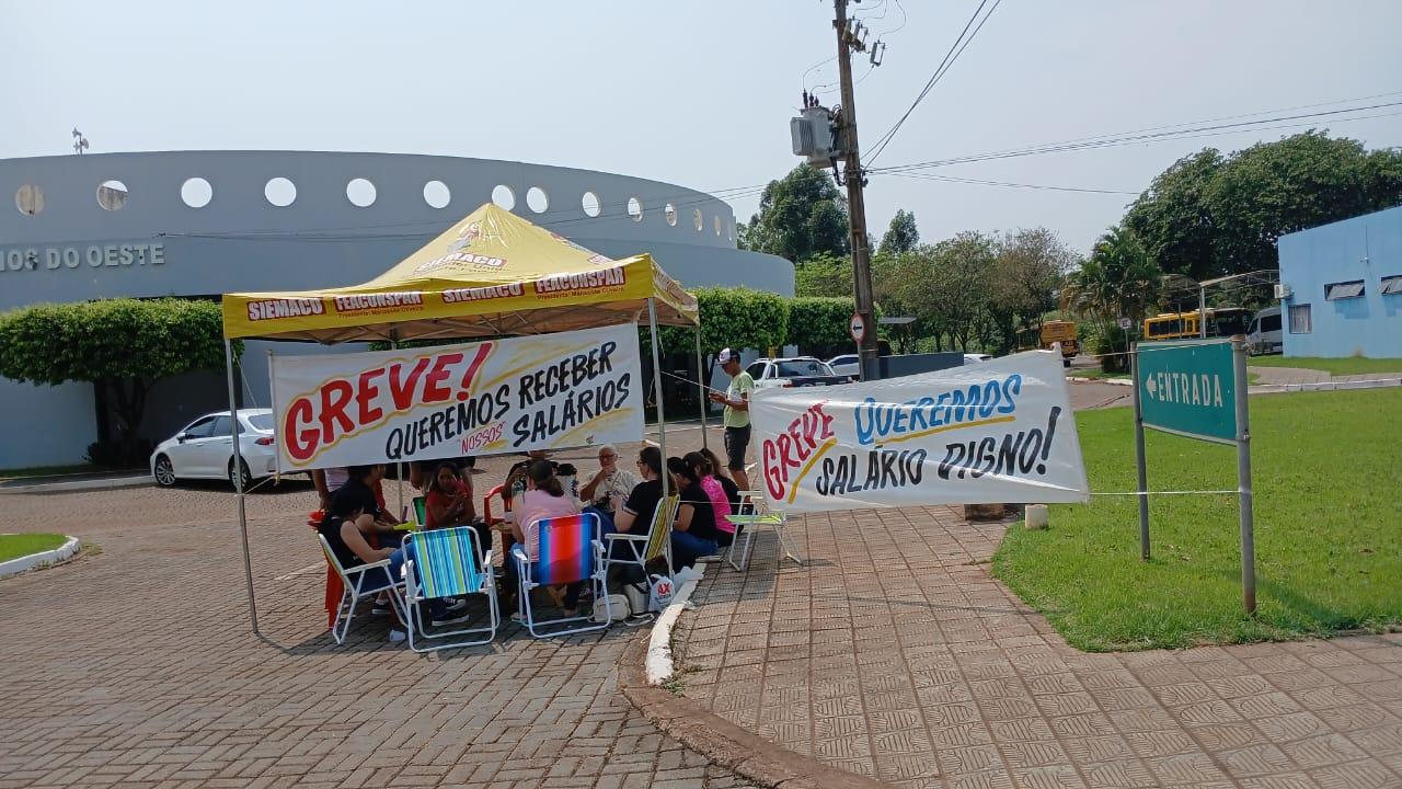 Funcionários de empresa terceirizada paralisam atividades e protestam em frente a prefeitura de Entre Rios do Oeste