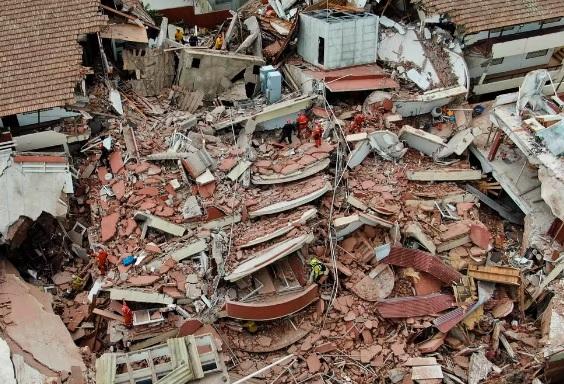 Prédio de dez andares desaba na Argentina; bombeiros buscam por desaparecidos