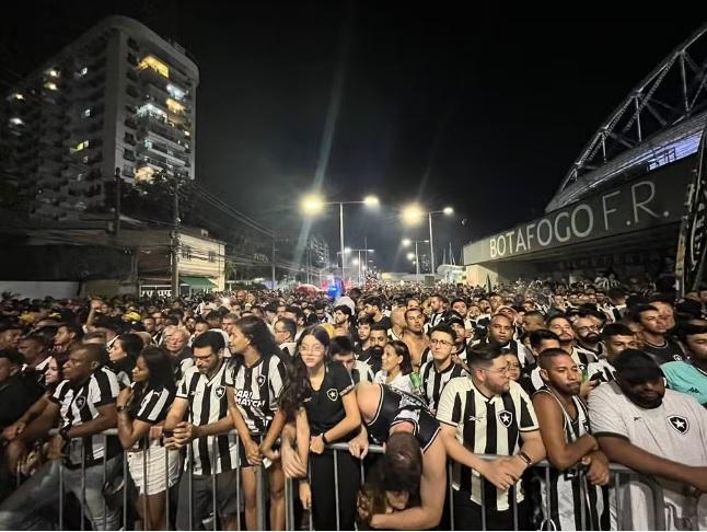 Prejuízo, ataques racistas e ameaças: veja relatos de torcedores do Botafogo em Montevidéu
