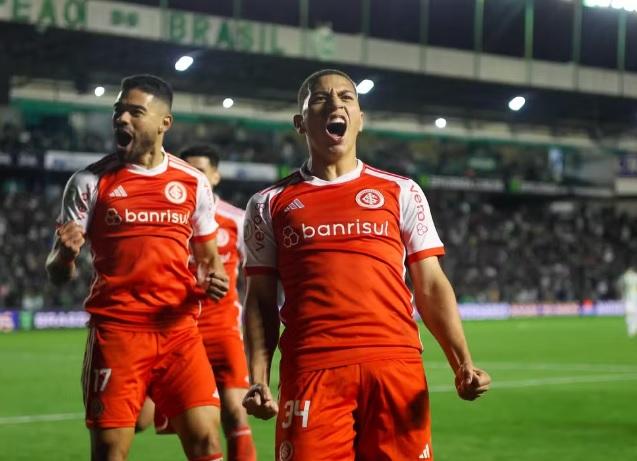 Roger tem dilema entre Gabriel Carvalho e Bruno Tabata para Inter pegar o Flamengo