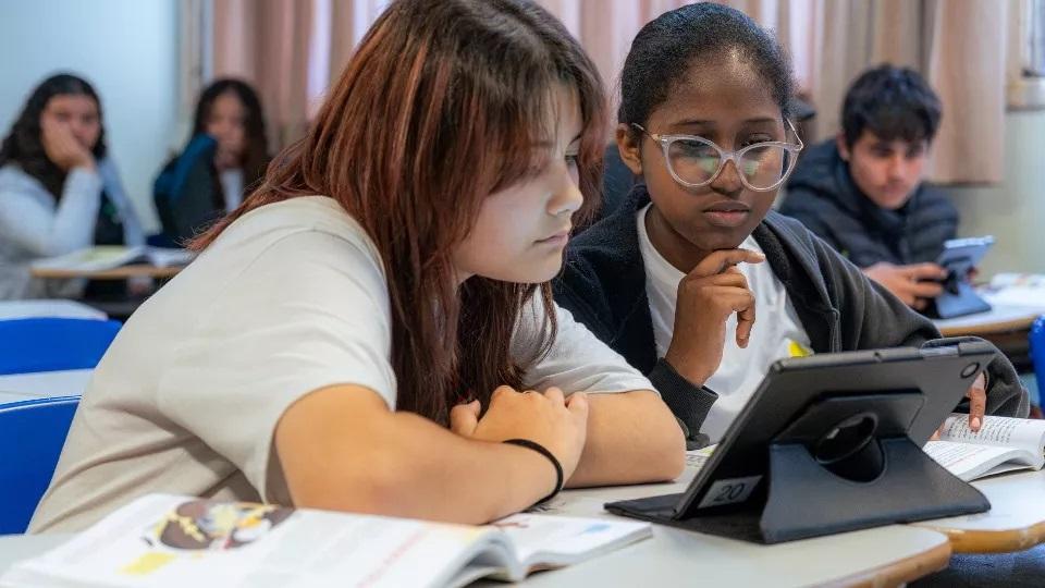 Secretaria da Educação proíbe uso de celular em escolas do Paraná