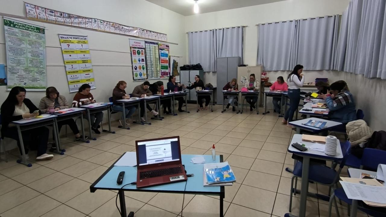 Secretaria Educação de Santa Helena realizou formação continuada no modelo grupo de estudos para professores de CMEI's