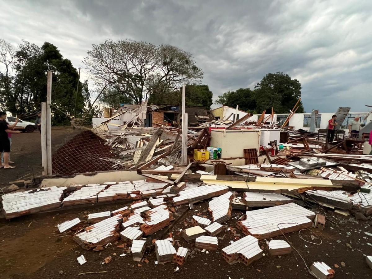 Temporal derruba centro comunitário em comunidade de Missal