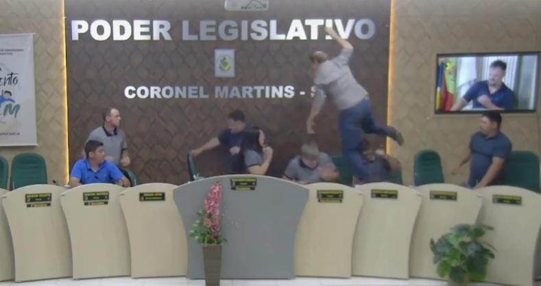 VEJA! Vereadores deixam decoro de lado e protagonizam cena de pega- pega