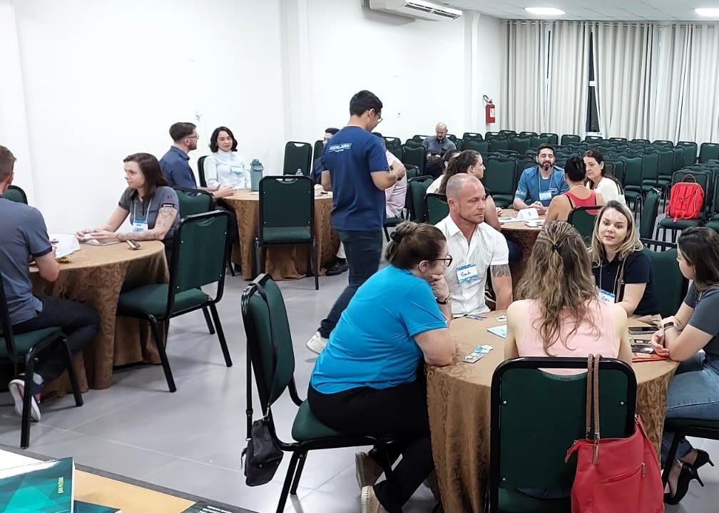 Acisa e Sebrae promovem contato direto entre empresas em rodada de negócios