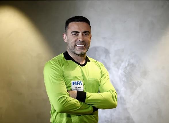 Árbitro Fifa aceita proposta e deixa o Brasil para apitar nos Emirados Árabes: 