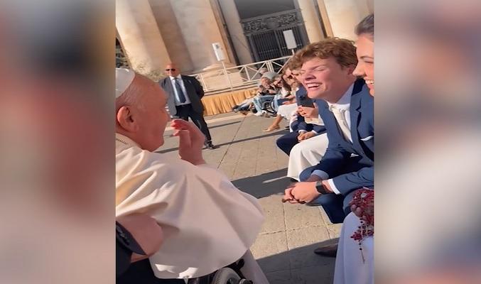 Casal do Paraná conversa com Papa em bênção dos recém-casados no Vaticano; vídeo