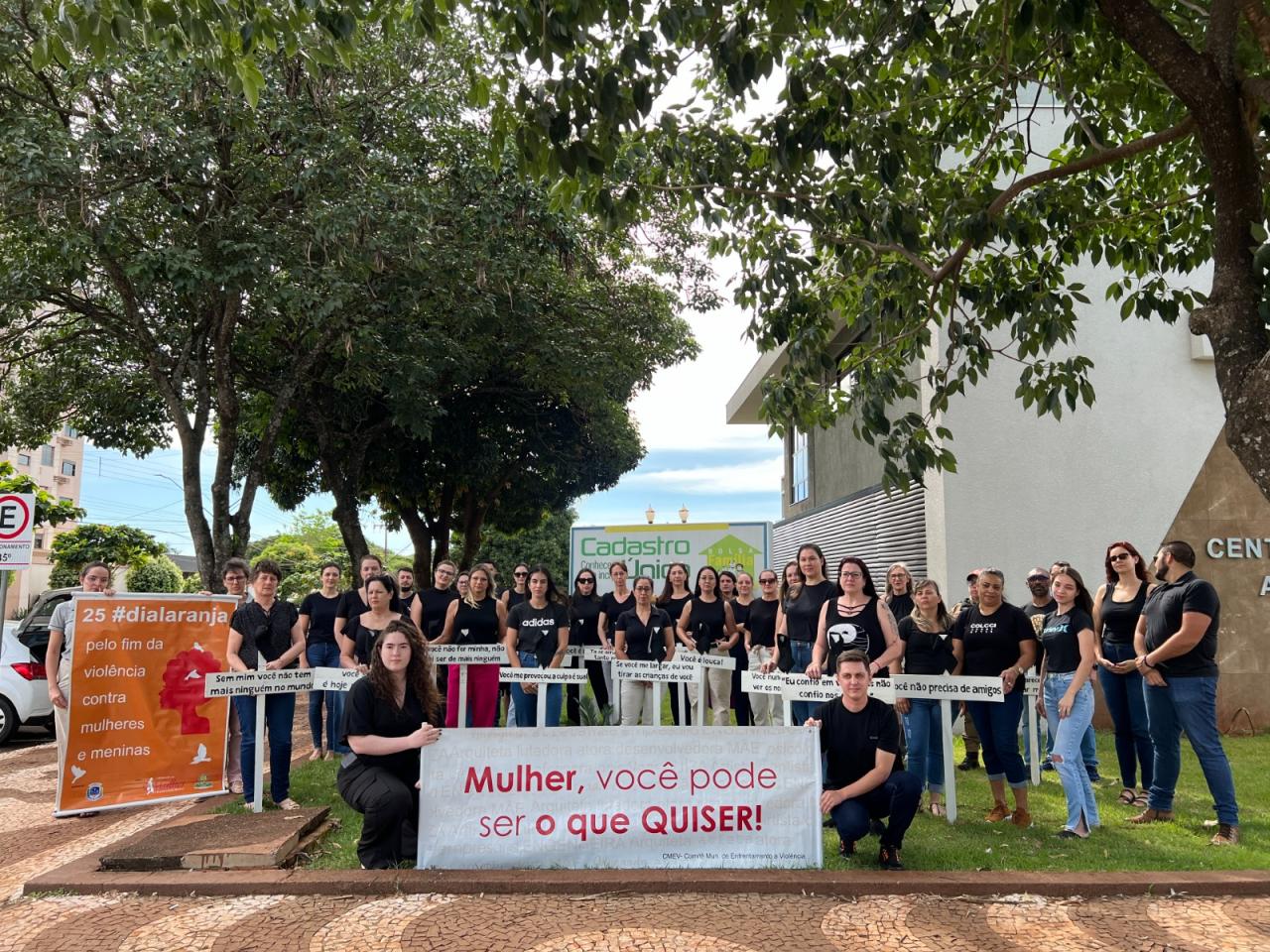 Colocadas cruzes com frases distas por agressores durante evento de Combate à Violência Contra a Mulher em Santa Helena