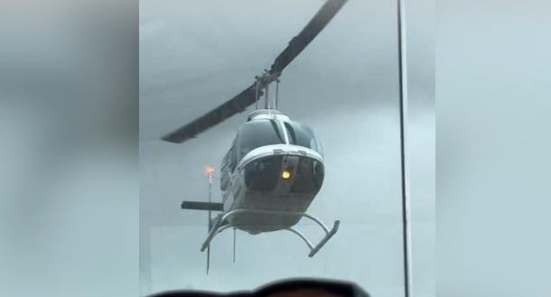 Helicóptero voa perto de vidraça de restaurante e assusta clientes em Balneário Camboriú; vídeo