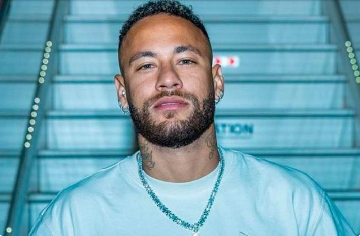 Neymar aparece com Helena no colo um dia antes da festa de Mavie