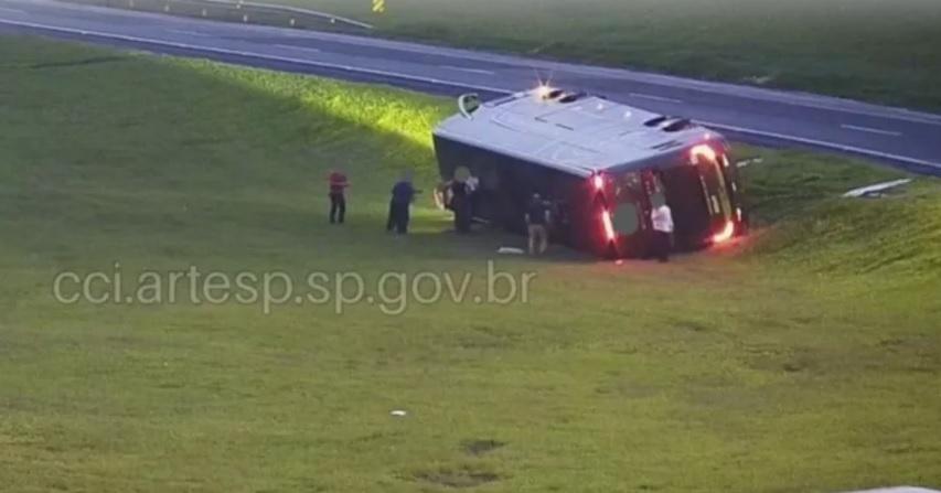 Ônibus que saiu do Paraná com 32 pessoas tomba no interior de São Paulo