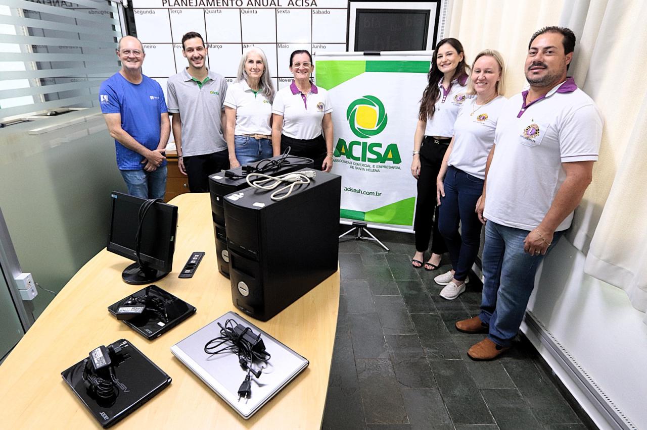 Acisa doa equipamentos de informática ao projeto PC Kids do Lions Clube em Santa Helena