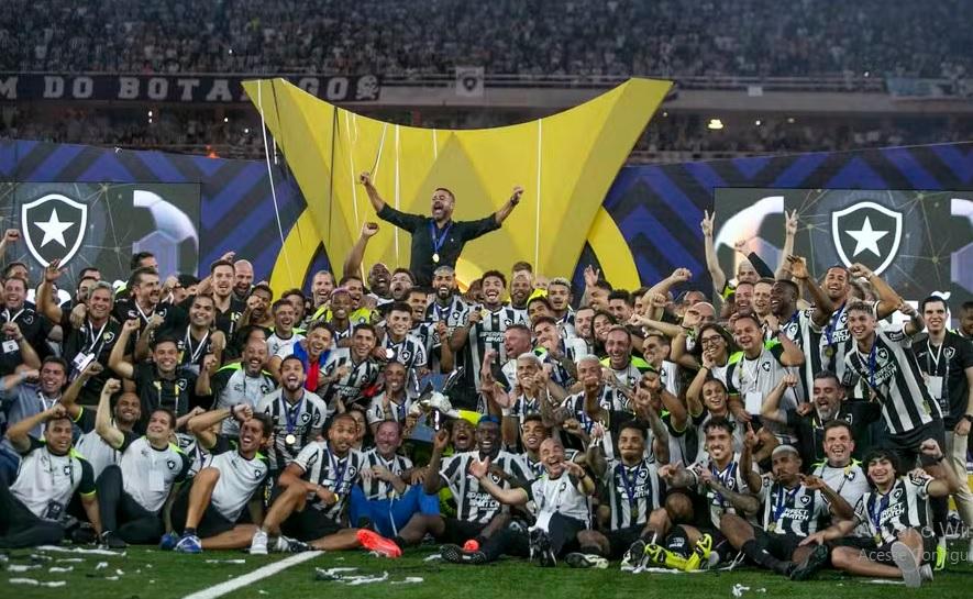 Botafogo se iguala a Flamengo e Santos ao conquistar Brasileirão e Libertadores