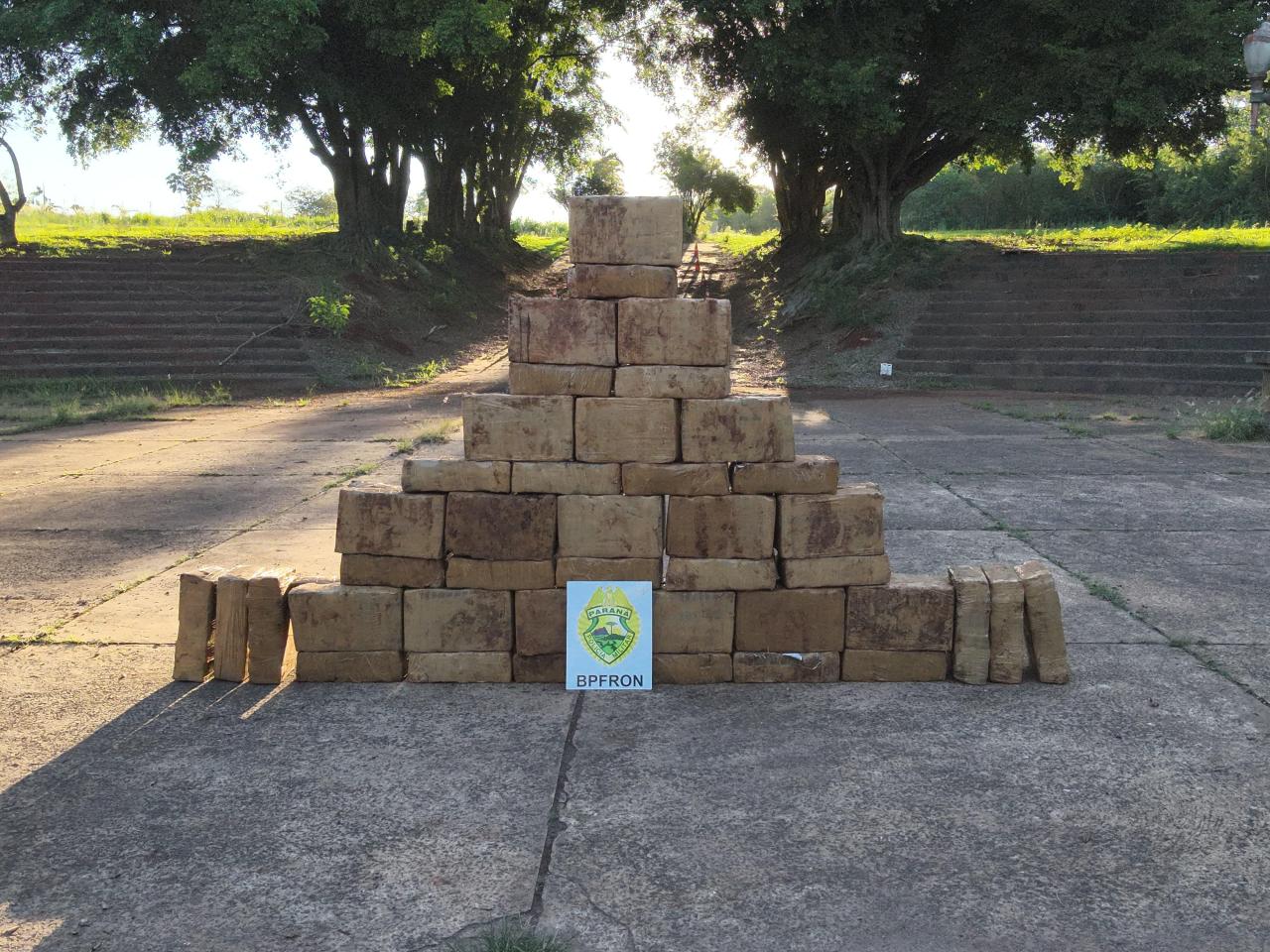 BPFRON apreende uma tonelada de maconha após confronto armado em Entre Rios do Oeste