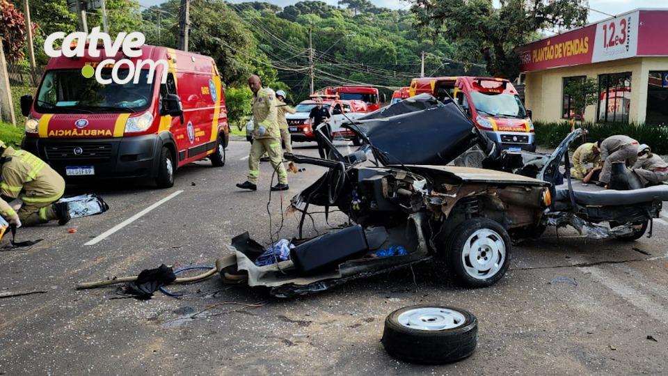 Carro parte ao meio e deixa cinco feridos no Paraná