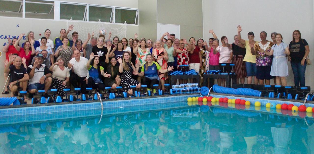 Confraternização e entrega de materiais/acessórios para as aulas, marca o encerramento das atividades de Hidroginástica na Casa do Idoso em Santa Helena