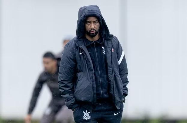 Corinthians trabalha para finalizar renovações no elenco antes de intensificar busca por reforços