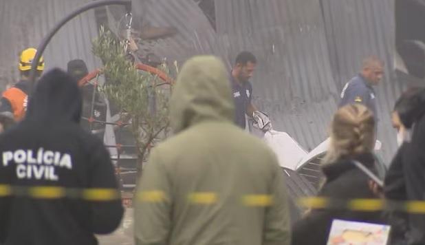 Corpos de 10 vítimas da mesma família são retirados de avião destruído após queda em Gramado no Rio Grande do Sul