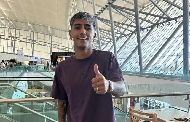 Facundo Torres chega ao Brasil para ser anunciado pelo Palmeiras
