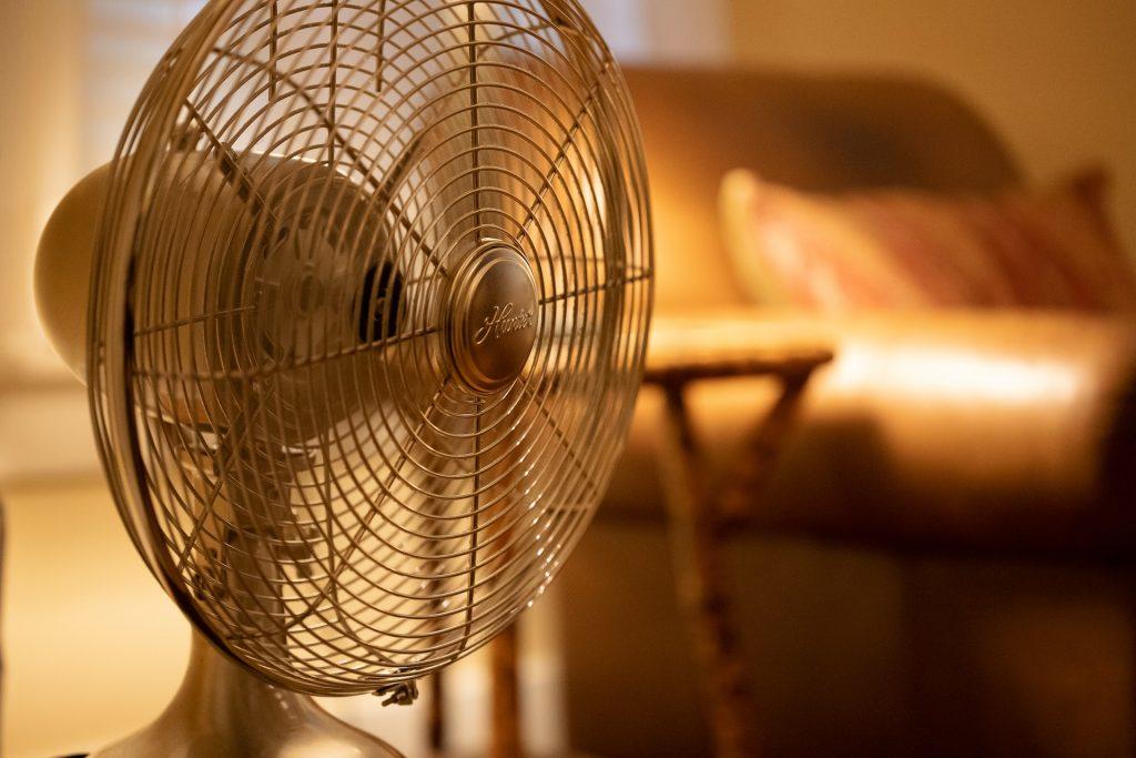 Nem para a parede, nem para o rosto: a posição ideal do ventilador para que ele esfrie como um ar-condicionado é essa aqui