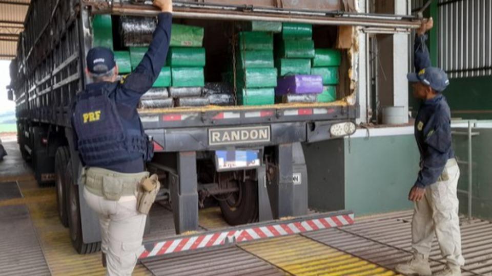 Polícia apreende quase 2 toneladas de maconha em carga de milho
