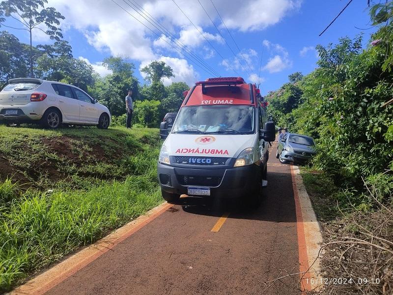 Sofá cai da carroceria de caminhonete e quase causa uma tragédia em Santa Helena