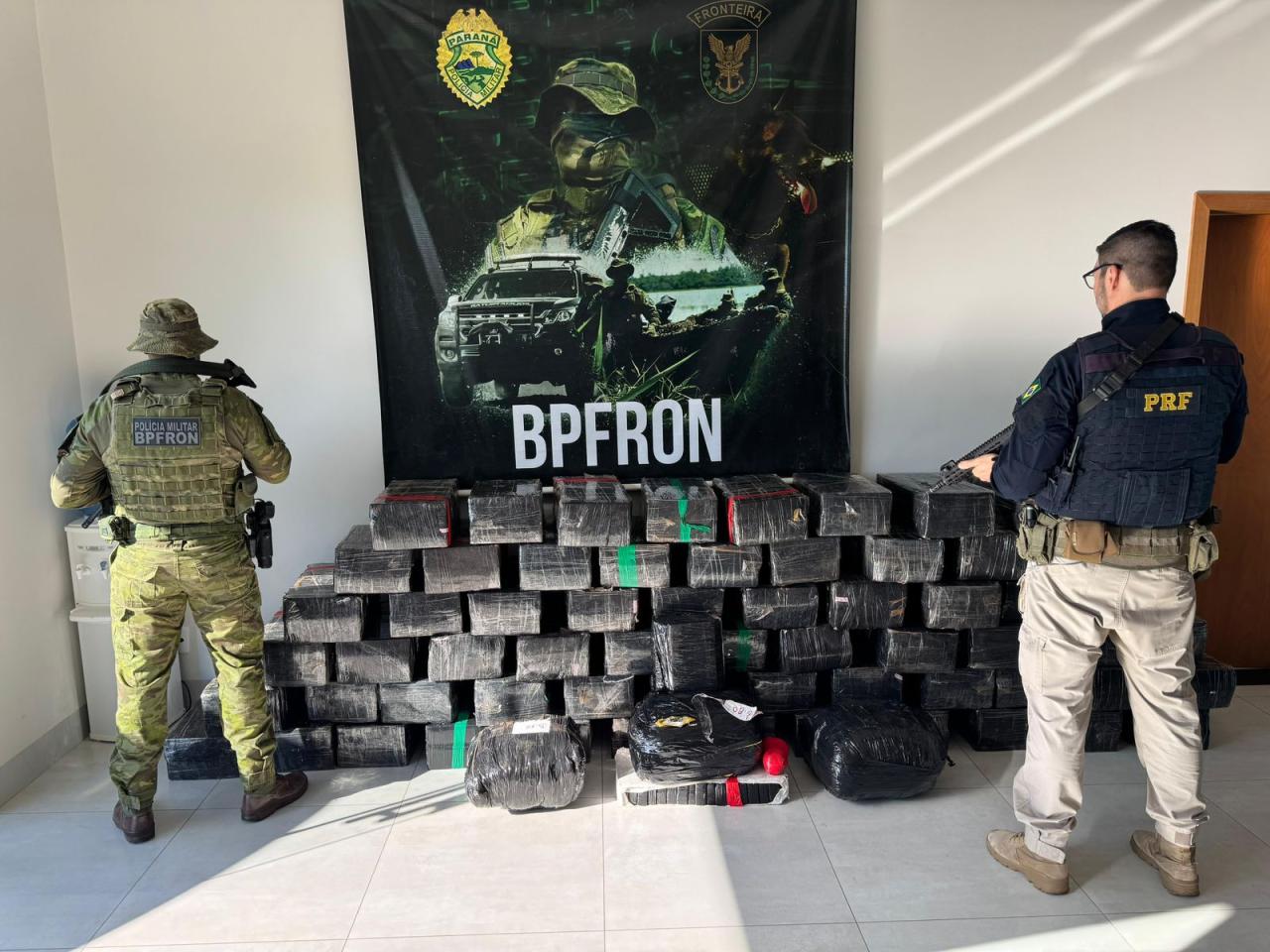 Ação conjunta entre BPFRON e PRF causa prejuízo de quase R$ 3 milhões ao crime organizado.