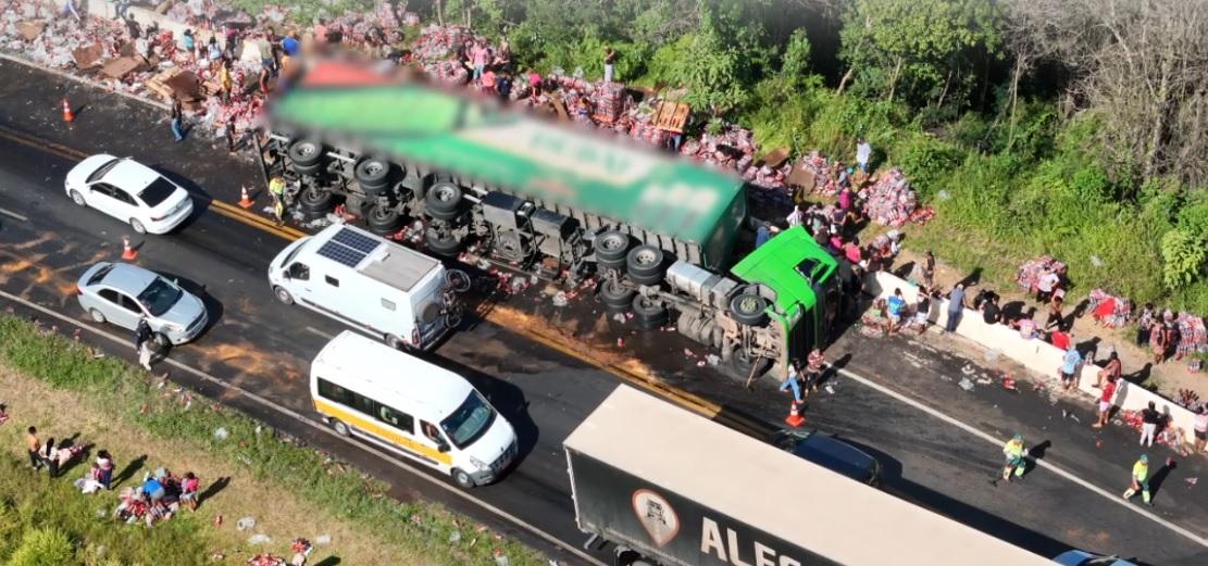 Carreta carregada com energéticos e whisky tomba na BR 277