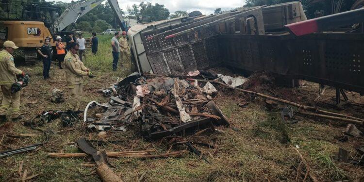 Carro com três mortos é encontrado embaixo de caminhão de torras que tombou no interior do Paraná