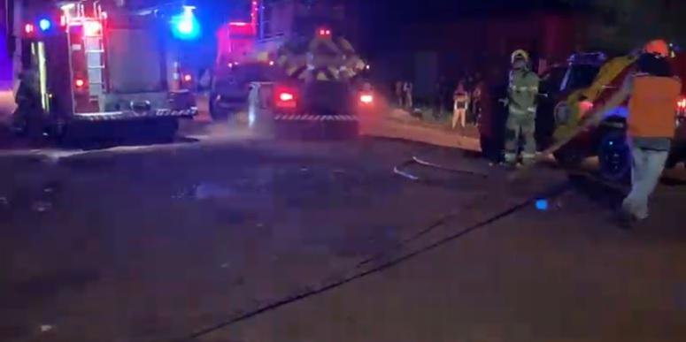 Incêndio destrói barracão de armazenamento de recicláveis em Céu Azul