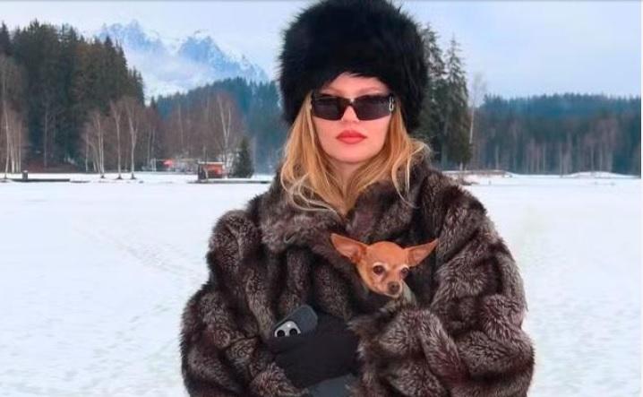 Luísa Sonza posta foto com namorado na Áustria, e fãs brincam: