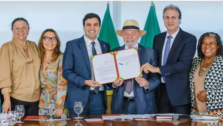 Lula sanciona lei que restringe uso de celular em escolas