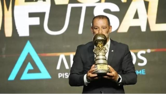 Marquinhos Xavier é eleito o melhor técnico de futsal do Mundo