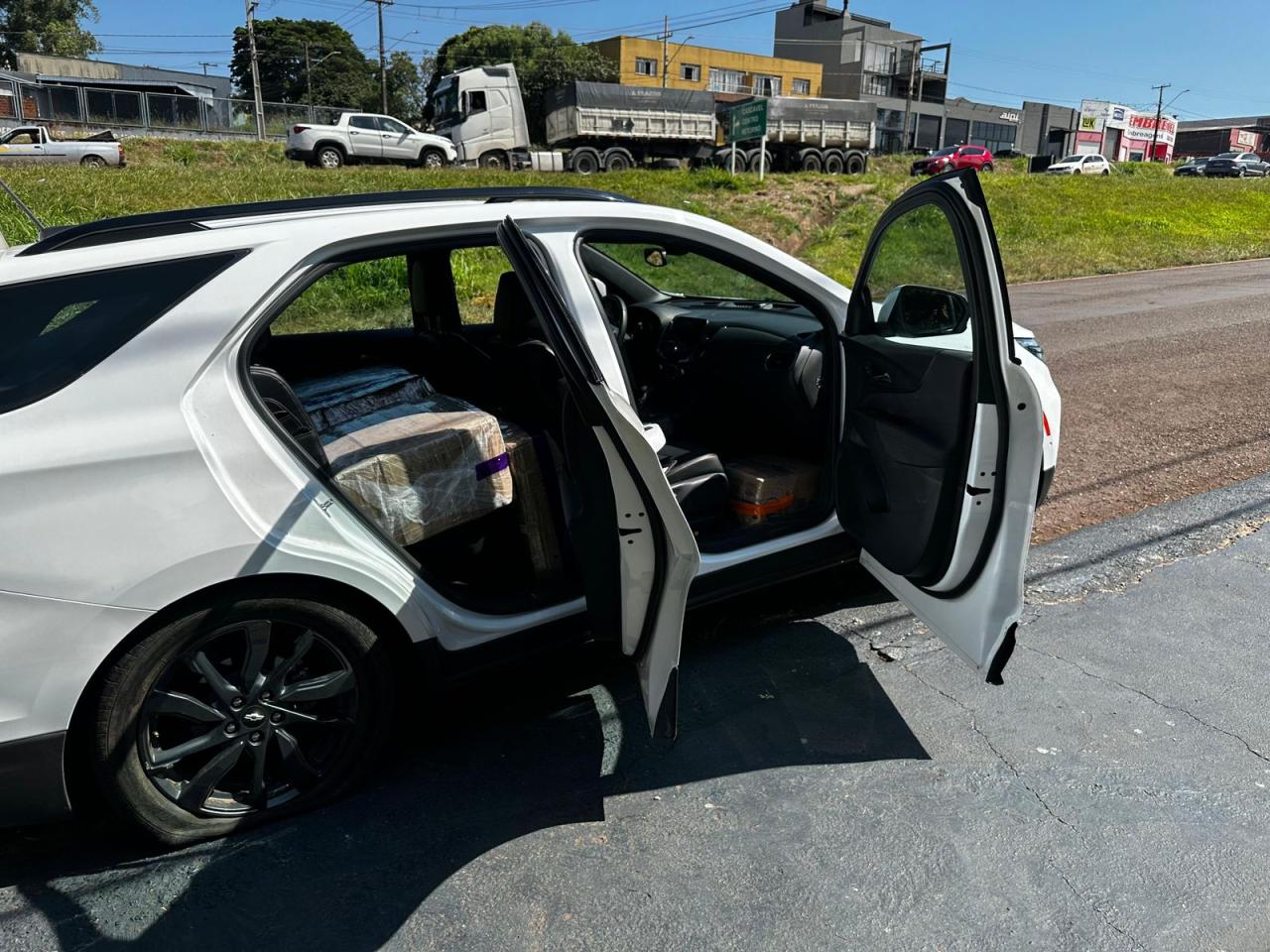 Motorista flagrado com grande quantidade de cigarros eletrônicos, entra em luta corporal com policiais, mas acaba preso