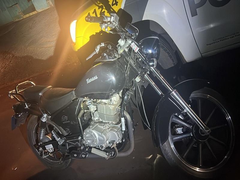 Motorista tenta fugir de abordagem mas acaba preso com moto adulterada e droga
