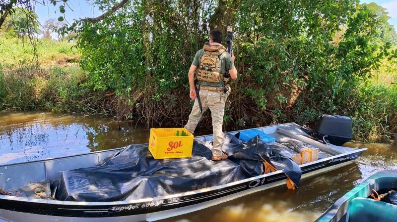 Operação conjunta, envolvendo PF e a Força Tática da PM do Mato Grosso do Sul apreende barco com cigarros e eletrônicos