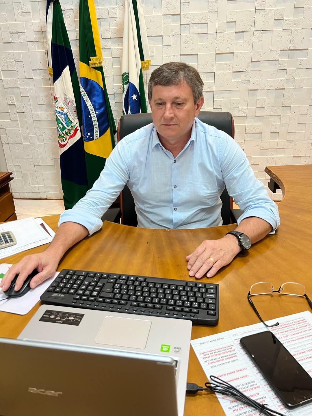 Prefeito de Entre Rios do Oeste inicia a semana definindo agenda com secretários