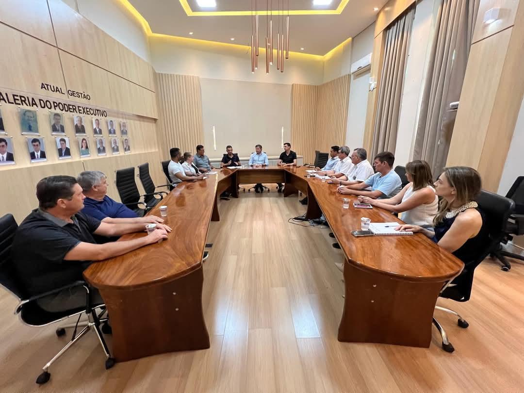 Prefeito e vice de Entre Rios do Oeste recebem vereadores para discutir prioridades do município
