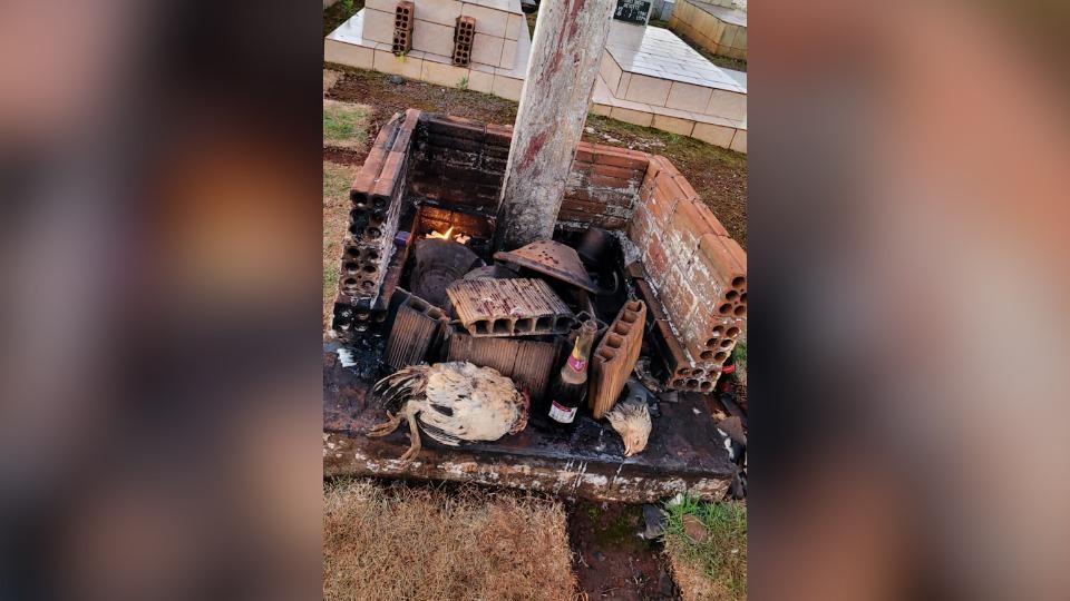 Túmulo é aberto em cemitério da região e local é utilizado para rituais