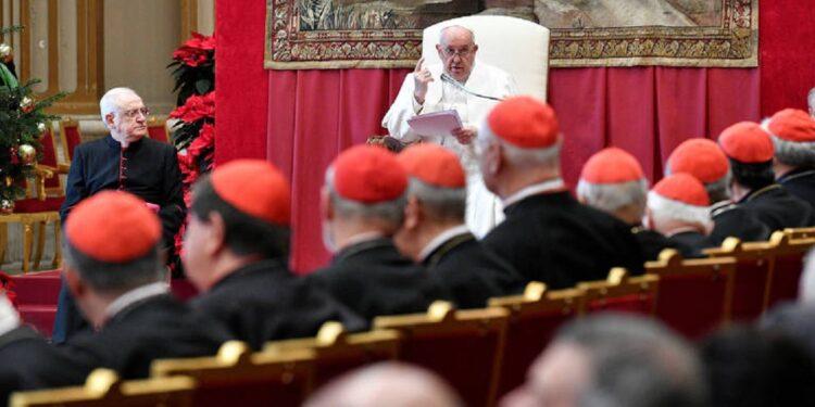 Vaticano permite que homens gays se tornem padres desde que mantenham o celibato