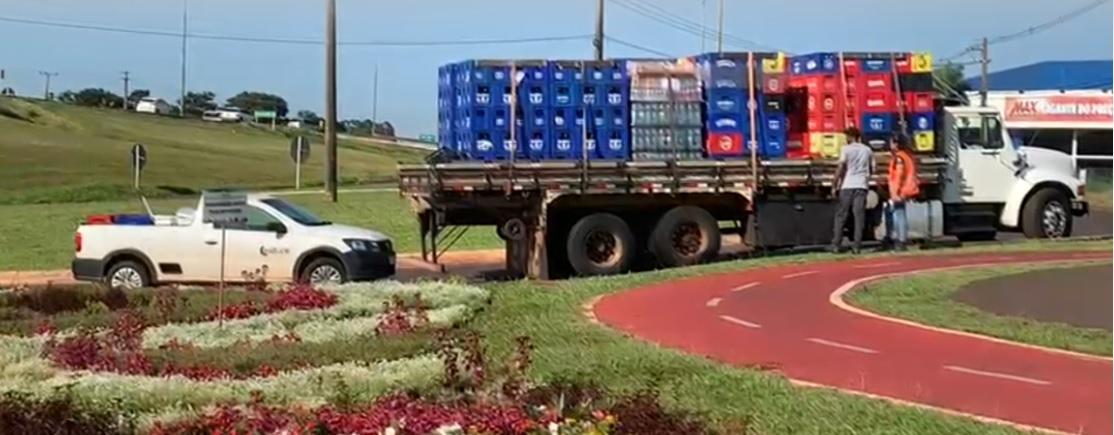 Motorista derruba parte de carga de cerveja ao passar em trevo na região