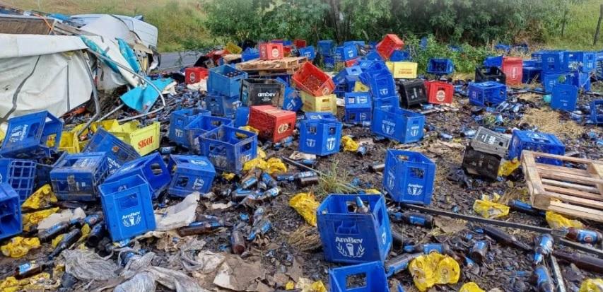 Carreta carregada de cerveja tomba na BR 153 e carga é saqueada