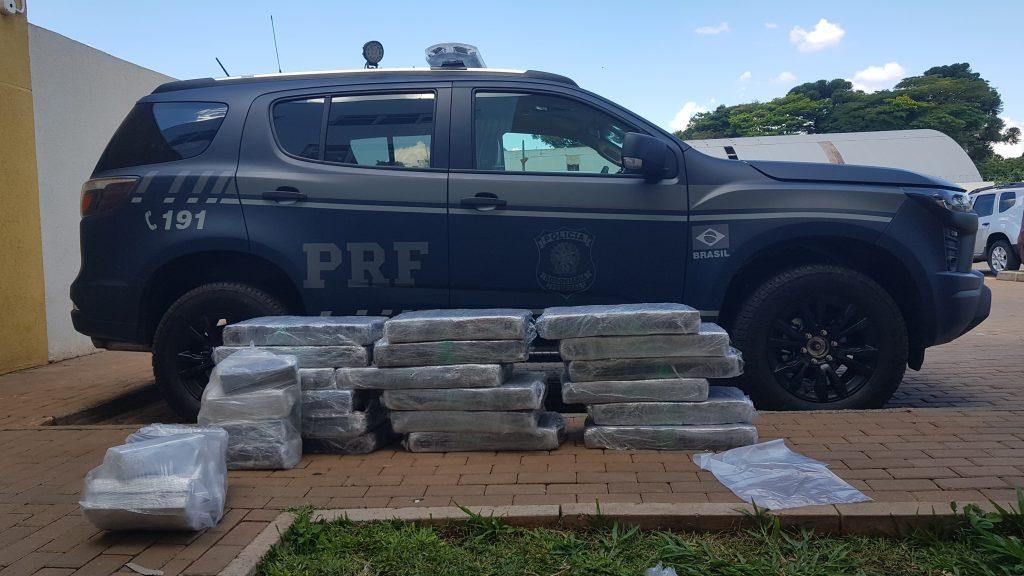 Dupla é detida com caminhão carregado com maconha escondida em caixas de MDF