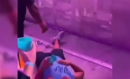 VEJA ESSA! Homem é nocauteado por loira com soco durante show do Zé Vaqueiro, mas não derruba o copo