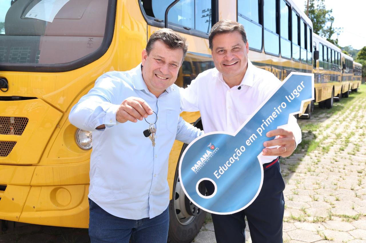 Santa Helena recebe novo ônibus para o transporte escolar