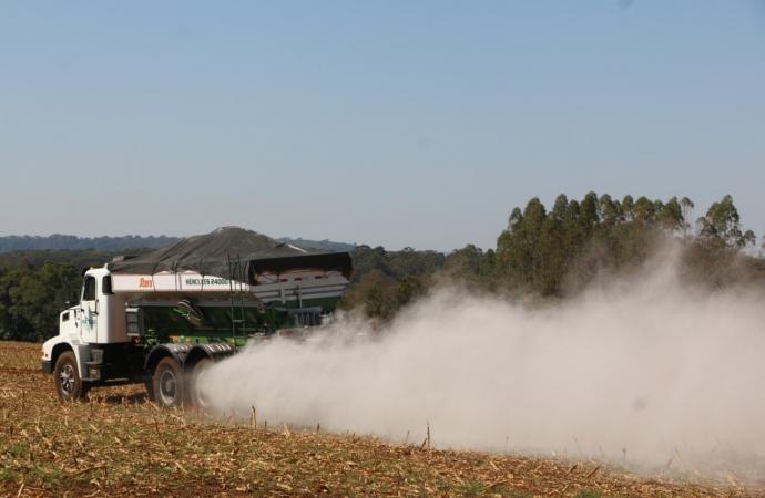 450 produtores de Santa Helena serão beneficiados com programa que fornecerá calcário e cama de aviário