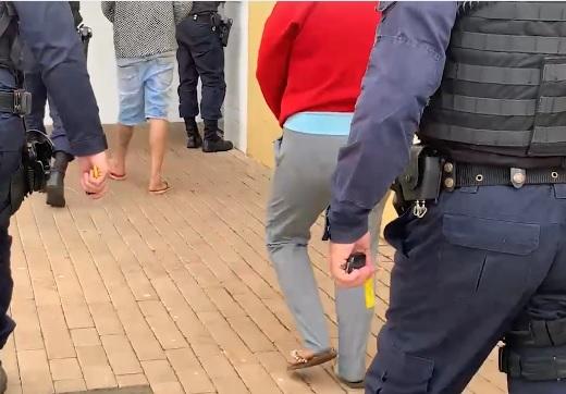 Mulher denuncia violência doméstica, muda versão, agride agentes de segurança e acaba presa