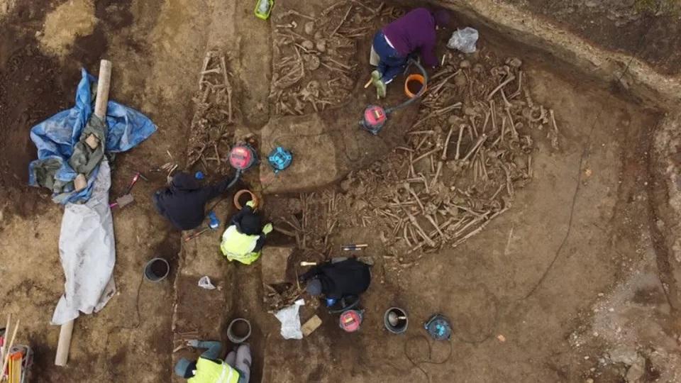 Obras em campo de futebol revelam vala comum com mais de 150 guerreiros do Império Romano na Áustria