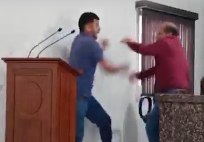 VÍDEO: vereadores saem no soco durante sessão
